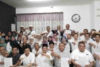 Seramai 11 Ketua Bahagian Bersatu di Johor umum perletakan jawatan pada sidang akhbar di Simpang Renggam, Kluang pada Rabu.