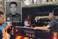 Jenazah Allahyarham Badrul Naim dibawa menggunakan kenderaan polis ke hospital. 