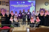 Dr Azman (tengah) bersama para doktor dan pesakit kanser memegang lampu sebagai gimik perasmian. 