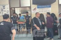 Jenazah salah seorang mangsa dibawa keluar selepas dituntut keluarga. 