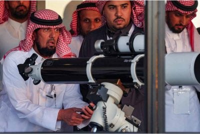 Pemerhati Arab Saudi menggunakan teleskop untuk melihat anak bulan Ramadan di Balai Cerap Astronomi Universiti Majmaah, kira-kira 170 kilometer dari Riyadh. - AFP