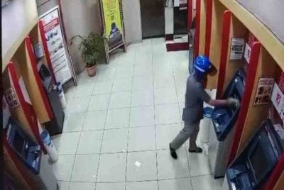 Tular satu video di media sosial yang memaparkan kejadian melibatkan seorang lelaki bertindak memecahkan skrin mesin ATM di sebuah premis perbankan dipercayai di sekitar Jinjang.