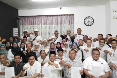Seramai 11 Ketua Bahagian Bersatu di Johor umum perletakan jawatan pada sidang akhbar di Simpang Renggam, Kluang pada Rabu.