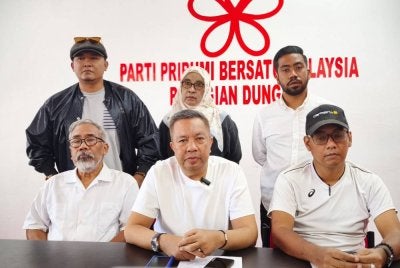 Abdul Aziz (tengah) ketika sidang akhbar selepas mesyuarat di Ibu Pejabat Bersatu Dungun pada Rabu.