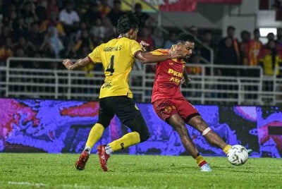 Pemain Selangor FC, Alvin Mateus Fortes (kanan) cuba merembat bola ke gawang lawan sambil diasak dengan pemain Negeri Sembilan FC Muhammad Harith Samsuri pada perlawanan Suku Akhir Piala Malaysia. Foto Bernama 