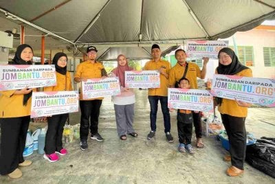 Mohammad Nafis (tiga dari kanan) bersama sukarelawan JomBantu ketika hadir memberikan sumbangan kepada Pusat Jagaan Anak-Anak Yatim dan Miskin Nurul Iman, Kampung Manjoi, pada Rabu.