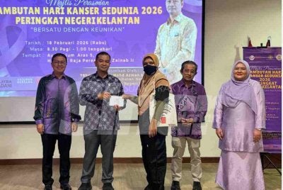 Dr Mohd Azman (dua dari kiri) turut menyampaikan sumbangan kepada pesakit kanser.