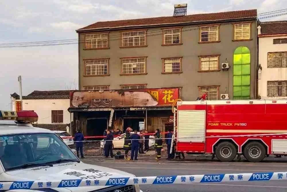 Pasukan keselamatan berada di tempat kejadian letupan kedai bunga api di Zhengji. Foto: ihsan Handout 