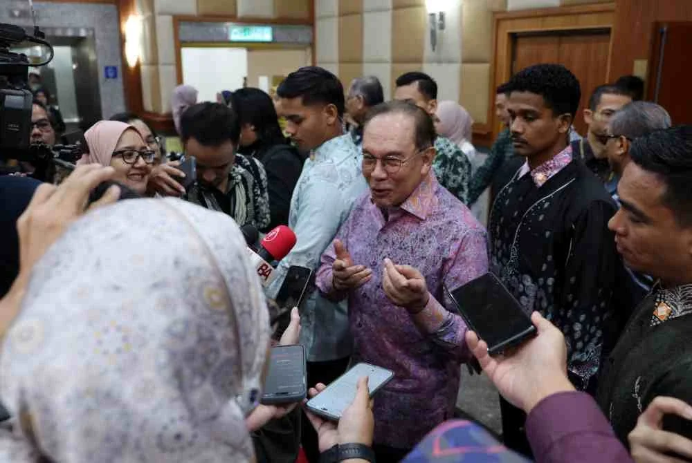 Anwar (tengah), ditemui media pada Majlis Perjumpaan Perdana Menteri bersama Warga Kerja Kementerian sempena Perhimpunan Bulanan Kementerian Dalam Negeri dan Ihya' Ramadan di Auditorium Setia Perkasa, pada Khamis. Foto Bernama