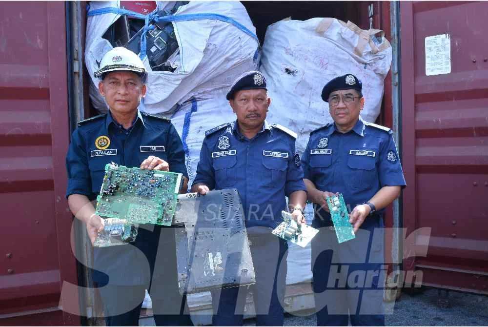 Mohd Asri (tengah) menunjukkan antara bahan yang dirampas susulan rampasan lima kontena yang dijalankan.