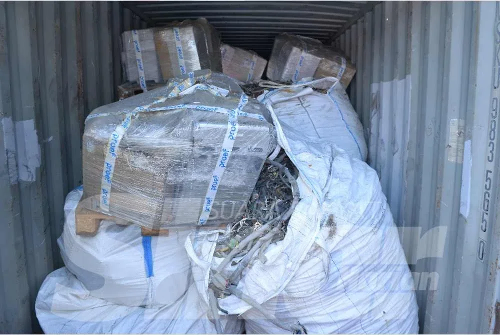 Pemeriksaan fizikal mendapati kandungan sebenar ialah sisa elektronik termasuk komponen komputer, kabel dan wayar terpakai dengan berat keseluruhan 186,737 kilogram.