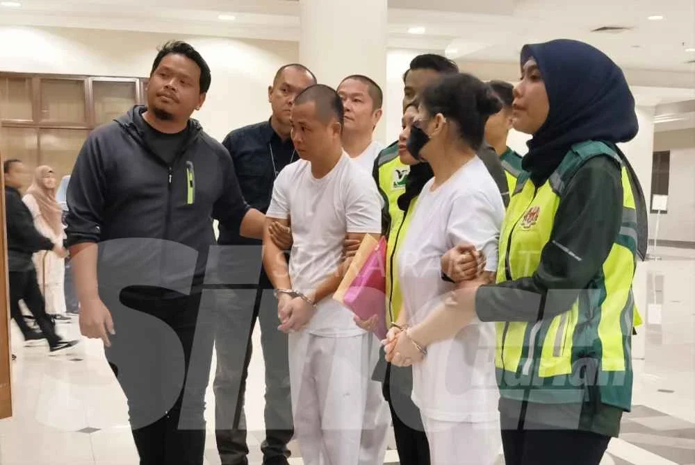 Tertuduh diiringi pegawai Perhilitan keluar dari mahkamah selepas dijatuhkan hukuman pada Khamis.