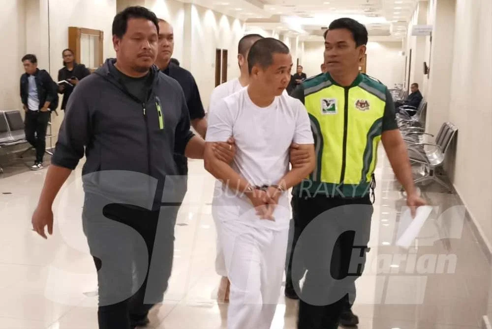 Tertuduh diiringi pegawai Perhilitan keluar dari mahkamah selepas dijatuhkan hukuman pada Khamis.