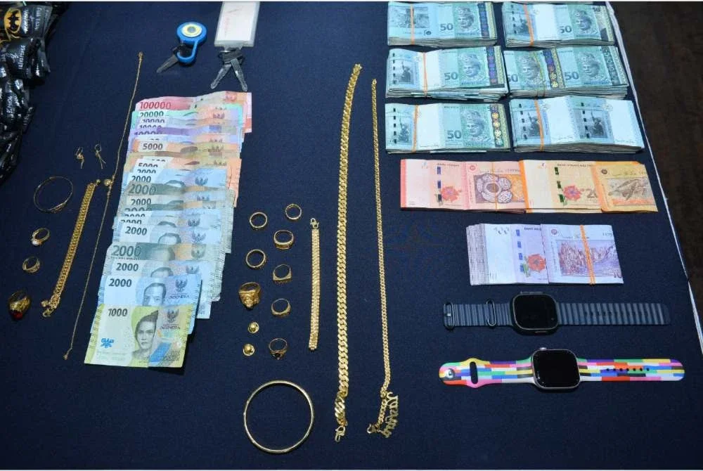 Wang tunai dan barang kemas yang dirampas susulan tangkapan tiga individu melibatkan sindiket dadah di Sekinchan, Sabak Bernam. 