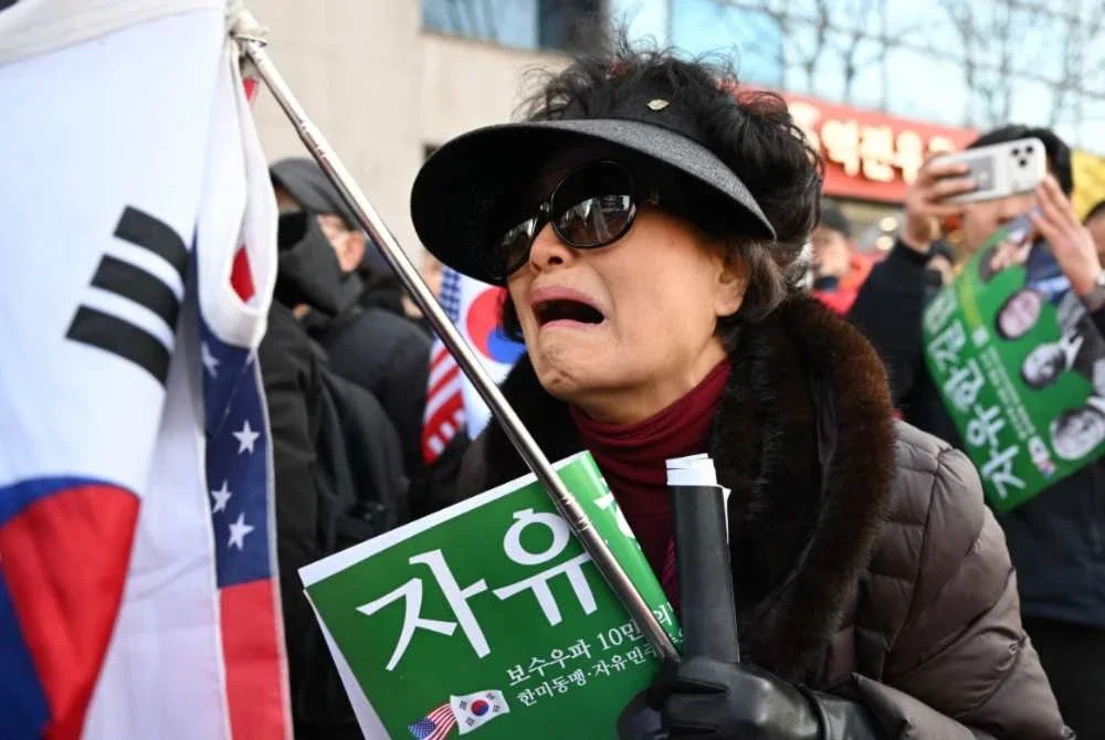 Penyokong beliau tidak dapat menahan sebak selepas keputusan itu dibuat mahkamah. - Foto AFP
