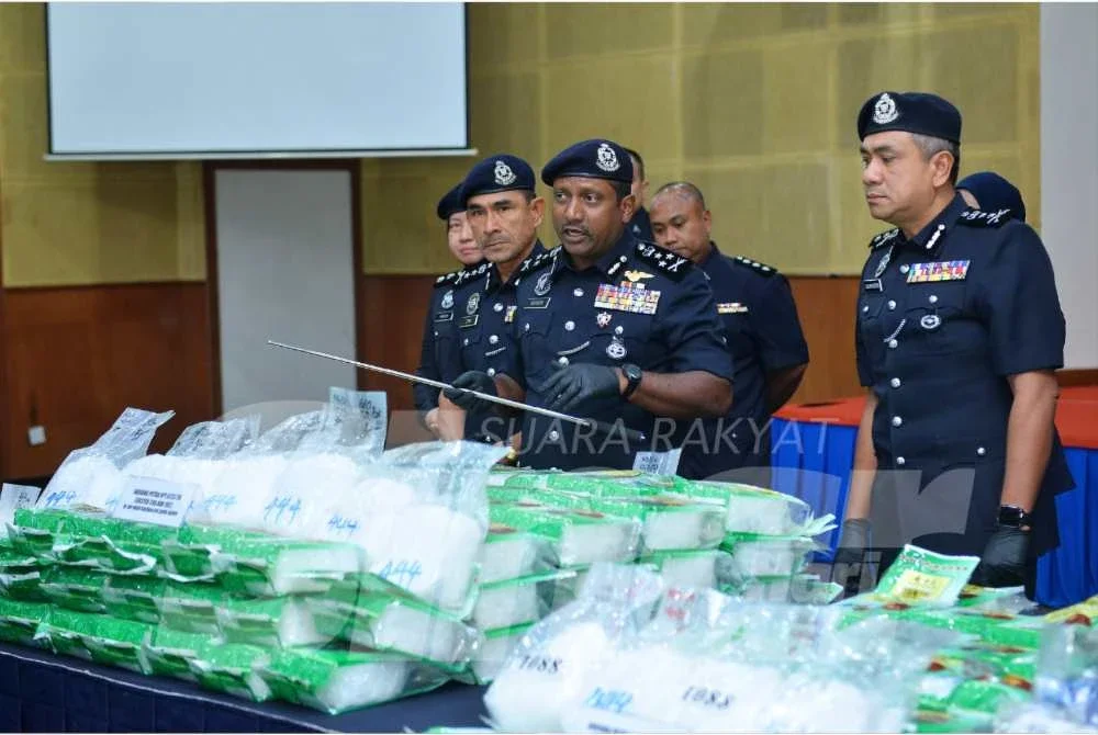 Hussein menunjukkan rampasan dadah susulan tangkapan lima individu pada 12 Februari lalu. 