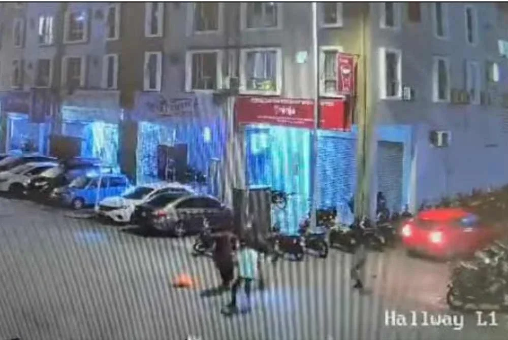 Tular video di media sosial memaparkan kejadian melibatkan seorang wanita yang disamun sekumpulan individu dipercayai bersenjatakan pisau di kawasan perumahan di Shah Alam.