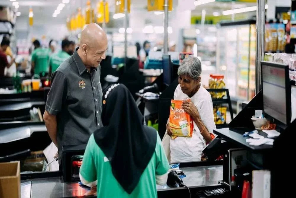 Armizan (kiri) ketika meninjau operasi sebuah pasar raya yang melaksanakan PJRM di Pandan Indah, Selangor.