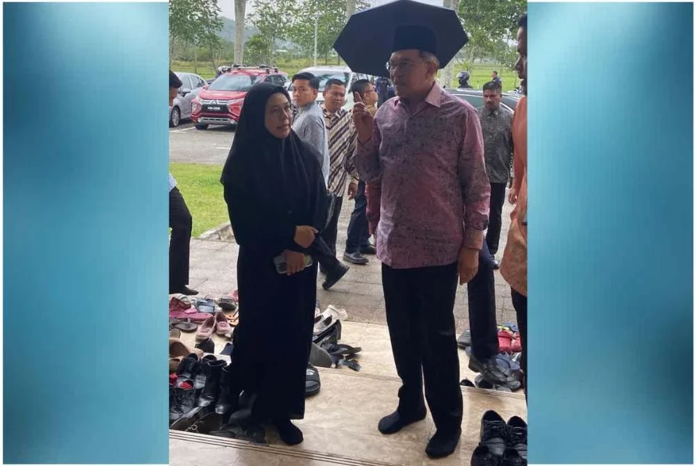 Anwar tiba jam 4.50 petang disambut oleh salah seorang ahli keluarga terdekat sebelum menyertai solat asar dan solat sunat jenazah.