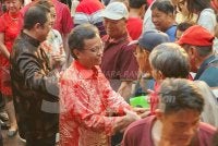 Mohd Shafie (dua dari kiri) menghadiri sambutan Tahun Baharu Cina di Sekolah Menengah Kian Kok pada Rabu.
