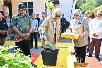 Raja Iskandar Dzurkarnain (dua dari kiri) menyempurnakan penanaman pokok bunga Kalumpang sempena Majlis Pelancaran Program Jejak Kalumpang: Bunga Warisan Perak di Perpustakaan Awam Kuala Kangsar di sini baru-baru ini.