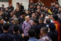 Anwar (tengah), beramah mesra bersama sebahagian warga kerja kementerian pada Majlis Perjumpaan Perdana Menteri bersama Warga Kerja Kementerian sempena Perhimpunan Bulanan Kementerian Dalam Negeri dan Ihya' Ramadan di Auditorium Setia Perkasa, pada Khamis. Foto Bernama 