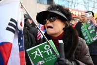 Penyokong beliau tidak dapat menahan sebak selepas keputusan itu dibuat mahkamah. - Foto AFP