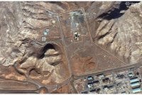 Imej satelit menunjukkan Iran memperkukuhkan pertahanan termasuk membina tembok konkrit di kemudahan sensitif yang mungkin menjadi sasaran musuh. - Foto Agensi