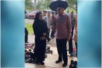 Anwar tiba jam 4.50 petang disambut oleh salah seorang ahli keluarga terdekat sebelum menyertai solat asar dan solat sunat jenazah.