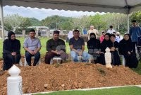 Jenazah bekas Ketua Hakim Negara Tun Abdul Hamid Mohamad selamat dikebumikan di Tanah Perkuburan Islam Presint 20, di sini jam 5.50 petang Khamis.