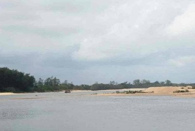 Keadaan muara Sungai Merang yang cetek menyukarkan bot untuk keluar masuk melalui kawasan itu. 