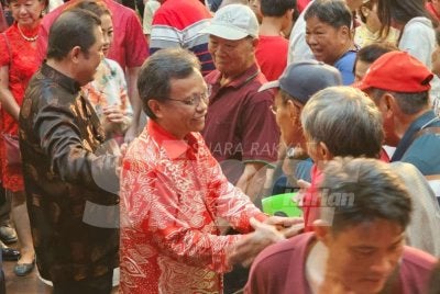Mohd Shafie (dua dari kiri) menghadiri sambutan Tahun Baharu Cina di Sekolah Menengah Kian Kok pada Rabu.