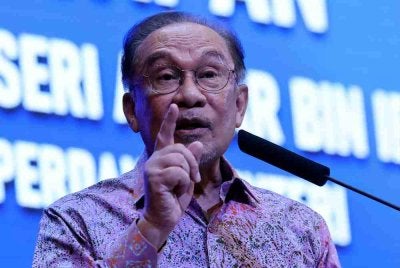 Anwar berucap pada Majlis Perjumpaan Perdana Menteri bersama warga kerja kementerian sempena Perhimpunan Bulanan Kementerian Dalam Negeri dan Ihya' Ramadan di Auditorium Setia Perkasa, pada Khamis. Foto Bernama