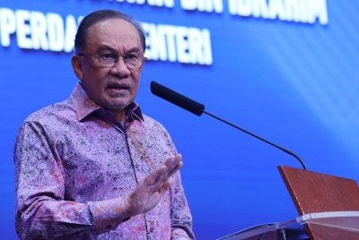 Anwar berucap pada Majlis Perjumpaan Perdana Menteri bersama warga kerja kementerian sempena Perhimpunan Bulanan KDN dan Ihya’ Ramadan di Auditorium Setia Perkasa pada Khamis. Foto: Bernama
