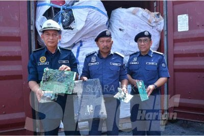 Mohd Asri (tengah) menunjukkan antara bahan yang dirampas susulan rampasan lima kontena yang dijalankan.