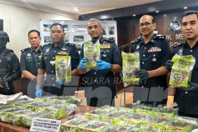 Alzafny(tiga dari kanan) menunjukkan bungkusan dadah yang dirampas