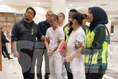 Tertuduh diiringi pegawai Perhilitan keluar dari mahkamah selepas dijatuhkan hukuman pada Khamis.