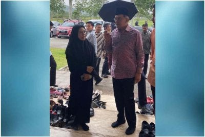 Anwar tiba jam 4.50 petang disambut oleh salah seorang ahli keluarga terdekat sebelum menyertai solat asar dan solat sunat jenazah.