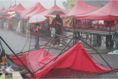 Keadaan salah satu khemah yang rosak susulan kejadian itu. FOTO: Rosli Talib 