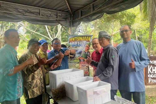Mohammad Nizar (dua dari kanan) bersama usahawan yang terlibat sempena MIKEP Pesisir Sungai Perak 2026 di Kampung Guar, Manong.