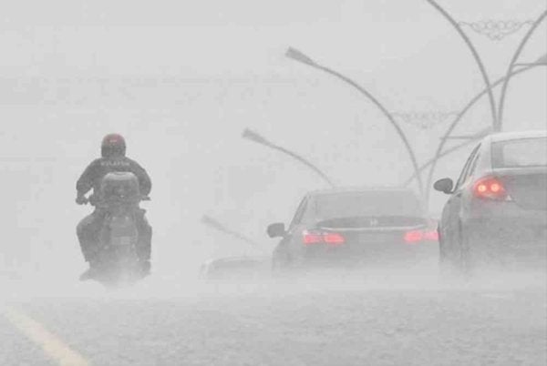 Hujan berterusan tahap waspada dijangka melanda Sabah hingga esok. Gambar hiasan