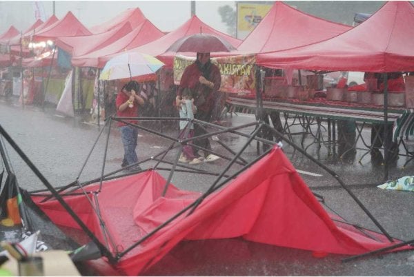 Keadaan salah satu khemah yang rosak susulan kejadian itu. FOTO: Rosli Talib 