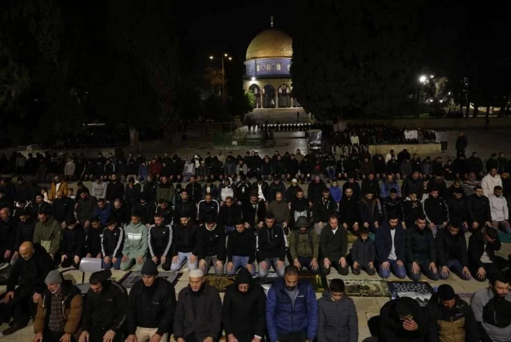Penduduk Palestin menunaikan solat Tarawih pertama di Haram al-Sharif.