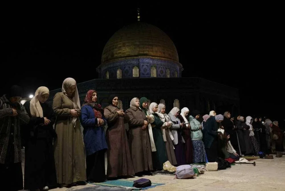 Jemaah wanita juga tidak melepaskan peluang untuk mengerjakan solat Tarawih di tengah-tengah sekatan ketat dikenakan pihak berkuasa Israel.