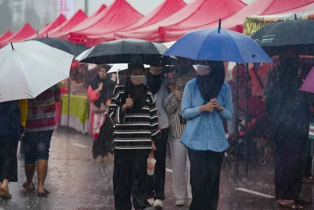 Hujan lebat tidak menghalang pengunjung meninjau gerai jualan di Bazar Ramadan Santai BTP.