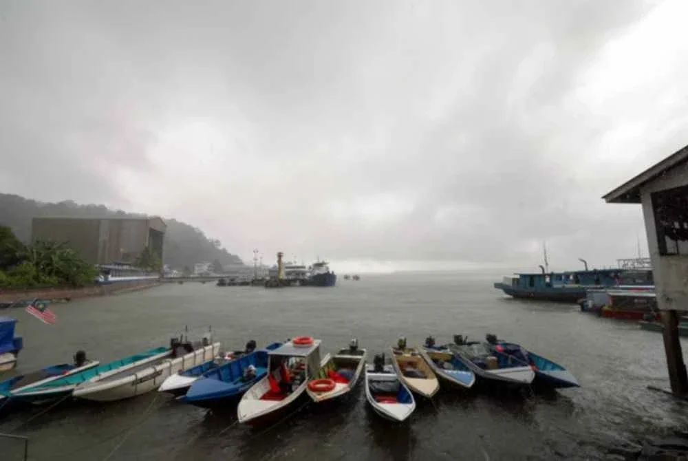 Hujan berterusan tahap buruk dan waspada dijangka melanda beberapa kawasan di Sabah pada Jumaat. Foto Bernama
