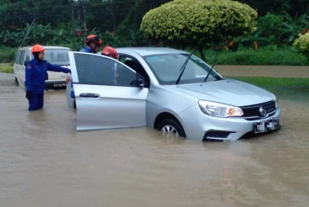 Beberapa jalan turut dilaporkan dinaiki air. Foto APM Sandakan
