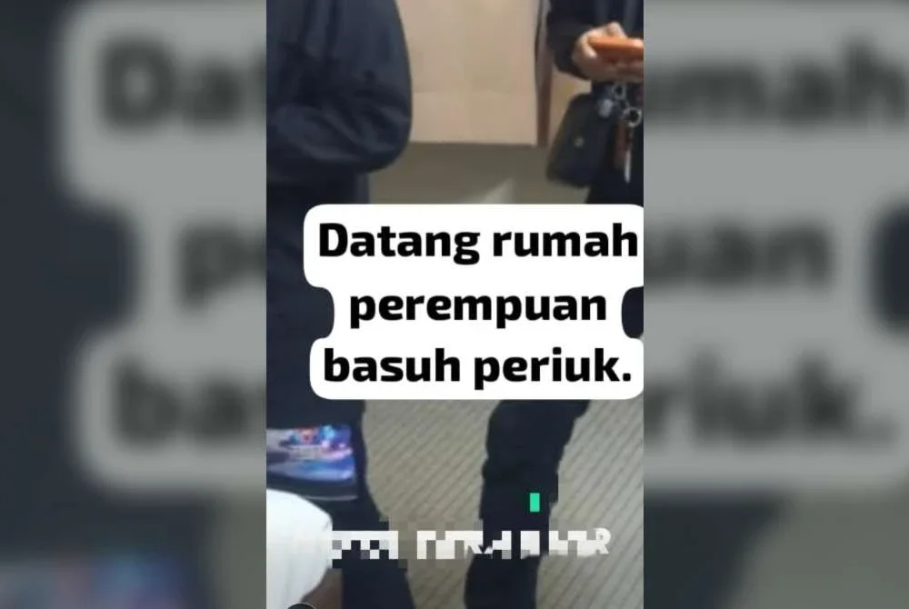 Penguat kuasa JAINJ menahan seorang lelaki dan wanita di sebuah rumah di Kluang. - Foto JAINJ