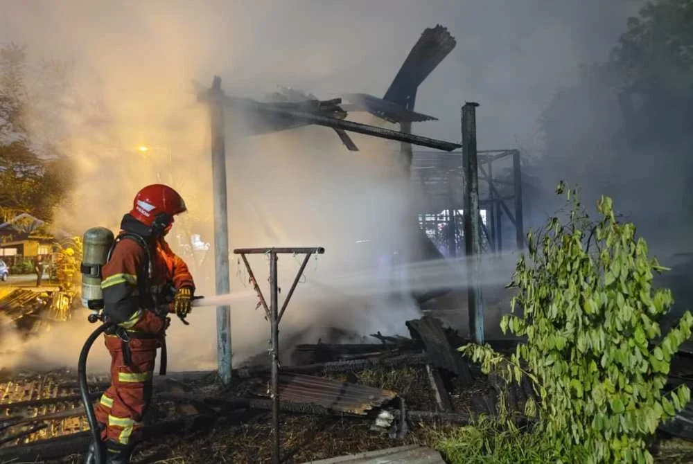 Anggota bomba melakukan kerja-kerja 'overhaul' selepas kebakaran berjaya dikawal. Foto JBPM PAHANG