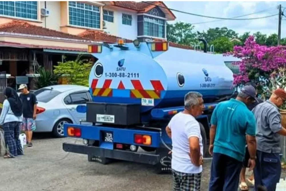 Bekalan air dihantar melalui lori tangki untuk kegunaan harian penduduk yang terjejas di Pontian dan Kluang. - Foto Facebook Mohamad Fazli